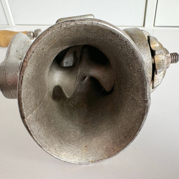 Vintage Universal #1 Manual Hand Crank Meat Grinder Made In USA Cast Iron - Picture 4 of 7